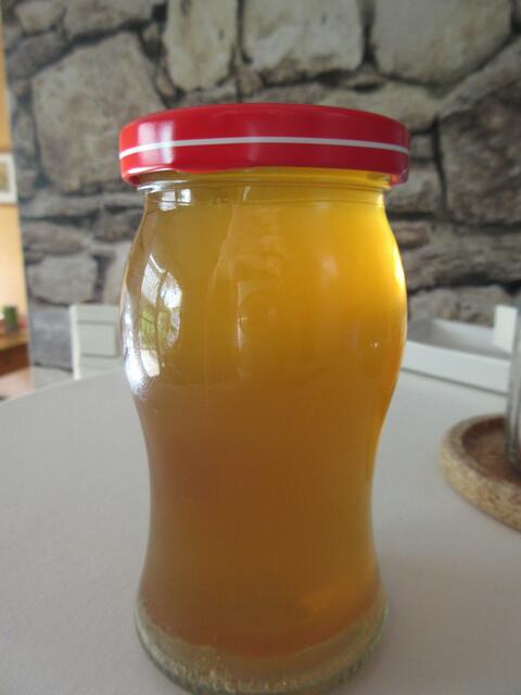 Auch der klare Apfelsaft trübt durch den Blütenstaub und das Kochen mit Gelierzucker etwas ein. Einfach genießen.