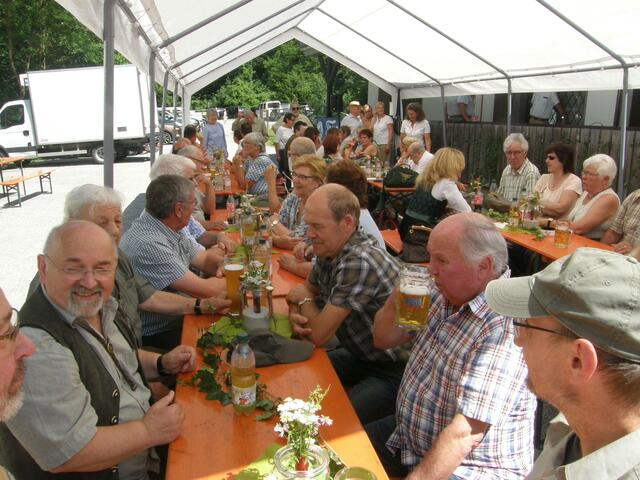 Die Besucher verstanden es bei bestem Wetter zu feiern.