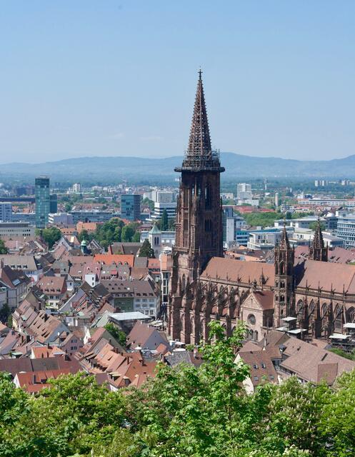 Das Münster vom Schlossberg aus gesehen, der schönste Turm der Christenheit ist der ganze Stolz der Freiburger. Mit einer Turmhöhe von 116 Meter ist das Wahrzeichen Freiburgs aus roten Sandstein schon von weitem sichtbar.