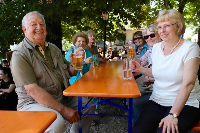 Endlich - Rast im Biergarten auf dem Schlossberg.