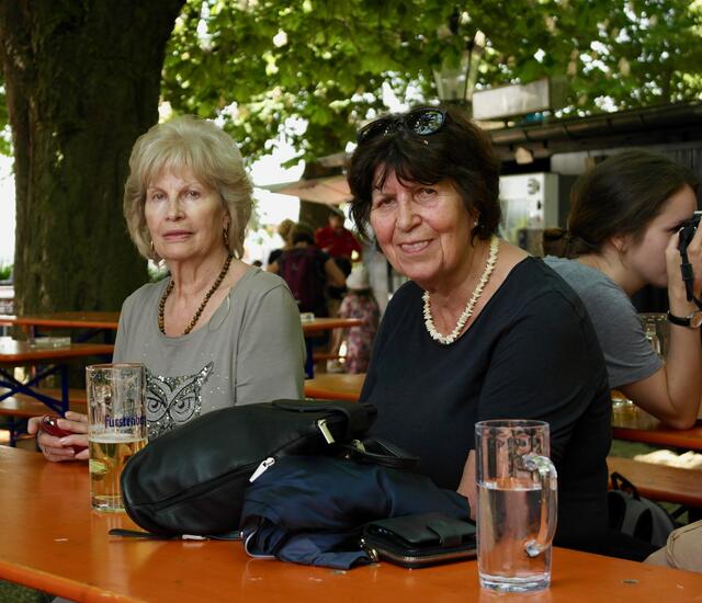 Alice und Johanna genießen den Schatten und die herrliche Aussicht.