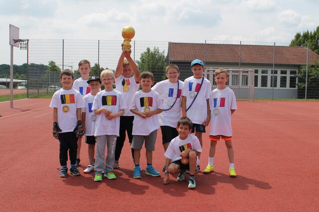 Die Sieger präsentieren ihren WM-Pokal.