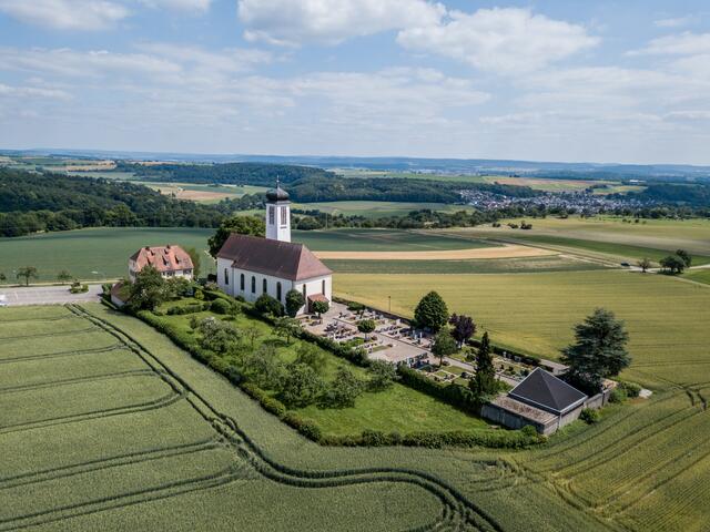 Die Wallfahrtskirche "Unserer lieben Frau im Nussbaum" in Gundelsheim-Höchstberg ist auch von oben ein schönes Motiv. Foto: Matthias Bitsch