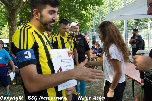 Spielführer Ömer Cümen nimmt die Urkunde entgegen