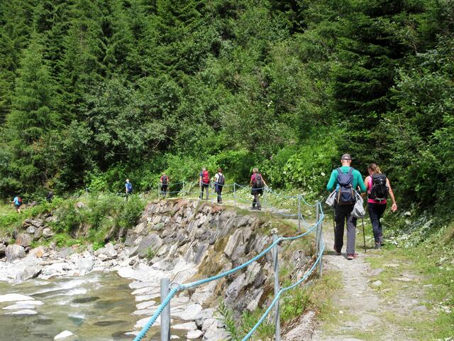 Die größte Strecke ist geschafft, nun führt der Lyrik Weg den Fimbabach entlang hinunter nach Ischgl. Zwei Hängebrücken machen die Talüberquerung möglich.