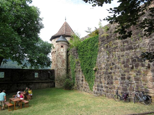 Nur der Biergarten ist bewirtschaftet. Das Hotel wartet auf einen neuen Pächter