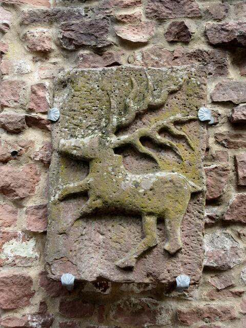 Stadtwappen mit dem springenden Hirsch vom ehemaligen "Böcklestor". Aus den Steinen des 1830 abgebrochenen Tores wurde das gegenüberliegende städtische Wachthaus erbaut.