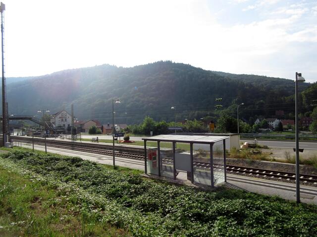 Die Bahn war nur eine Minute verspätet und so konnte um 8:39 Uhr mit der Wanderung begonnen werden. Die Sonne stand noch etwas tief und blendete über dem Bahnhof von Neckarhausen.