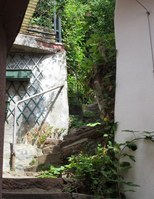 Ein enger Aufstieg zur Burg, hier braucht es etwas Mut