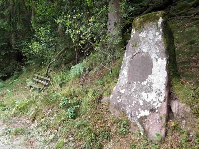 Die Inschrift ist leider kaum noch lesbar. "Gedenken", "Weltkrieg" und "Heimat" kann man erahnen. August 1921