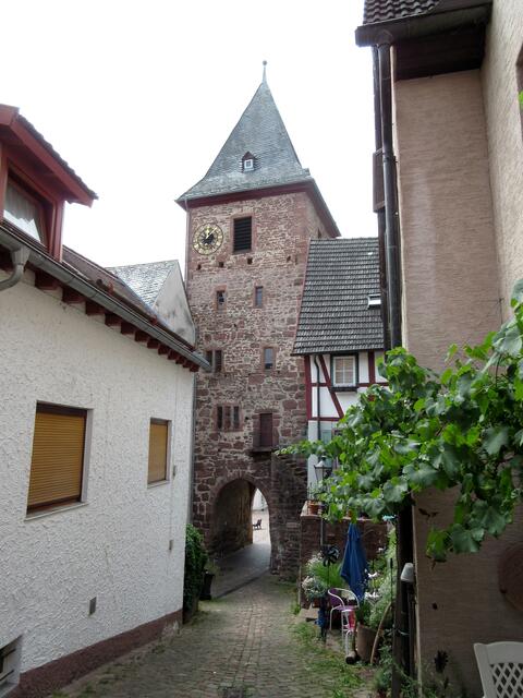 Ursprünglich war es ein Stadttor. Doch im 15. Jahrhundert wurde es zum Mitteltor zwischen Hinter- und Vorderstädtchen. Da die Marktkirche es als Glockenturm nutzt, konnte man es nicht abreißen.