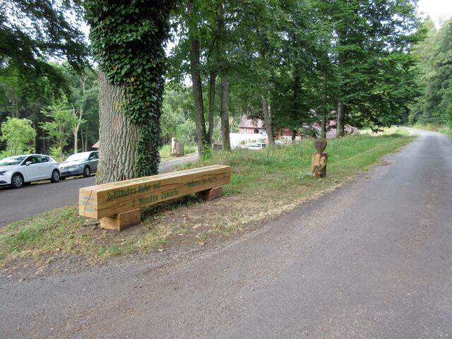 Im Hintergrund das Forsthaus Michelbuch. Es gehört heute zum Forstrevier Schönau. Bereits 1150 wurde der Michelbucher Hof erwähnt, als es dem Kloster Schönau vermacht wurde. Es war gemeindefrei.