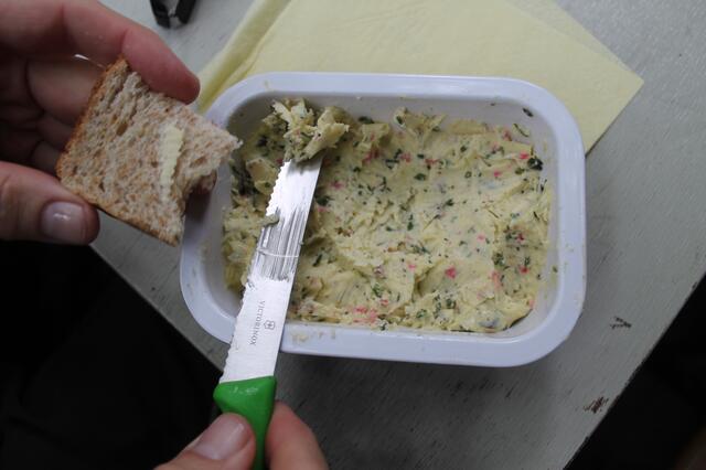 Die selbst gemachte Kräuterbutter - sogar Rosenblüten sind drin. Sehr fein.