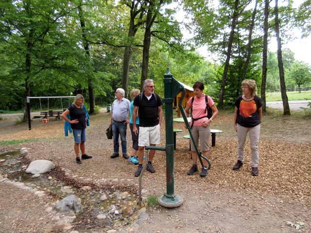 Auch am Wasserspielplatz funktioniert die Pumpe noch, obwohl es jetzt so trocken ist, dass für die Gemüsebauern die Entnahmemenge aus dem Neckar begrenzt wurde