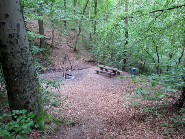 Ein steiler Pfad führt hinunter zur Quelle Roterbrunnen, dort lädt ein lauschiges Plätzchen zum Rasten ein.
