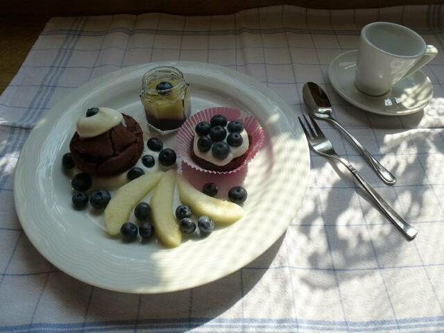 Aufwändiges und köstliches Dessert aus meiner Küche in Kocherstetten: Muffin, Heidelbeeren, Ricottacreme und Birnenschaum