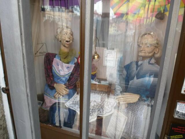 Kunstautomat auf der Kocherbrücke in Schwäbisch Hall,  hier läuft eines von 3 Stücken: 'Der nachdenkliche Affe' - nach Wunsch wird nach der Aufführung ein Zuschauerfoto gemacht, das dann im Internet angeschaut werden kann!