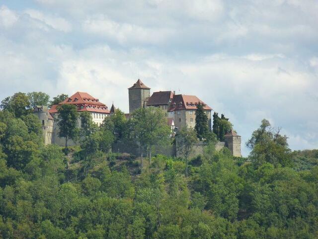 Schloss Stetten (eigentlich eine Burg) mit fertig restauriertem Barockschloss