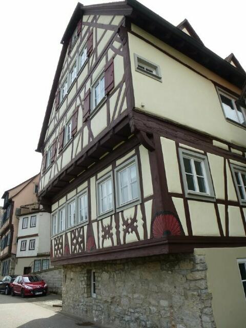 Fachwerkhaus in der Mauerstraße in Schwäbisch Hall mit Fächerornament am Eckständer und  Vergrößerung der Wohnfläche nach oben hin