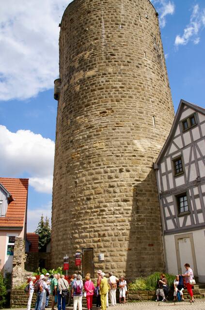 Gleich geht es steil hinauf  zur Aussichtsplattform - alle haben gute Kondition bewiesen. Der Waldhornturm, einer von zwei Staufertürmen, wurde um 1220 erbaut Der Turm ist 29 m hoch und seine Mauern haben am Turmfuß einen Durchmesser von 4 Metern.