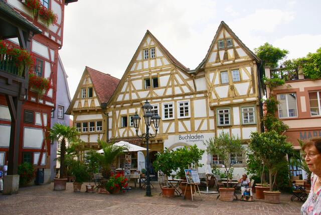 Rathausplatz - überall schöne Fachwerkhäuser