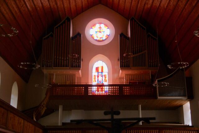Die Abendsonne lässt  die Evang. Stadtkirche im rosa Licht leuchten.