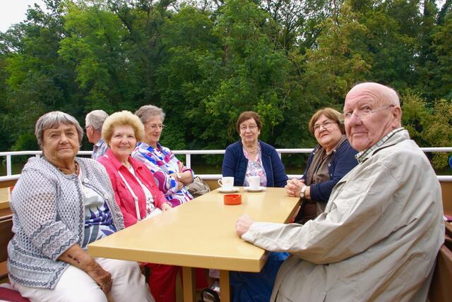 Langsam entlang der malerischen Flusslandschaft und ...