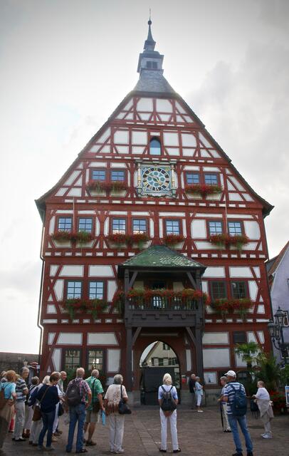 Das Rathaus - ursprünglich war das Gebäude, das 1459 erbaut wurde, ein Kaufhaus. Das Erdgeschoss wurde als Markthalle genutzt. Im ersten Stock befand sich der sogenannte Tanzboden. Im zweiten Stock war die Gerichtsbarkeit angesiedelt. Bemalte Stein- und Holzwände sowie Stuckdecken aus dem Barock, sind eindrucksvolle Zeugen vieler Epochen. Diese kostbaren Ausschmückungen wurden bei umfangreichen Renovierungsarbeiten im Jahre 1977 wieder freigelegt und restauriert.