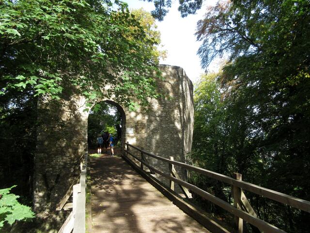 Ein Brücke führt hinüber zur Ruine Rauber.