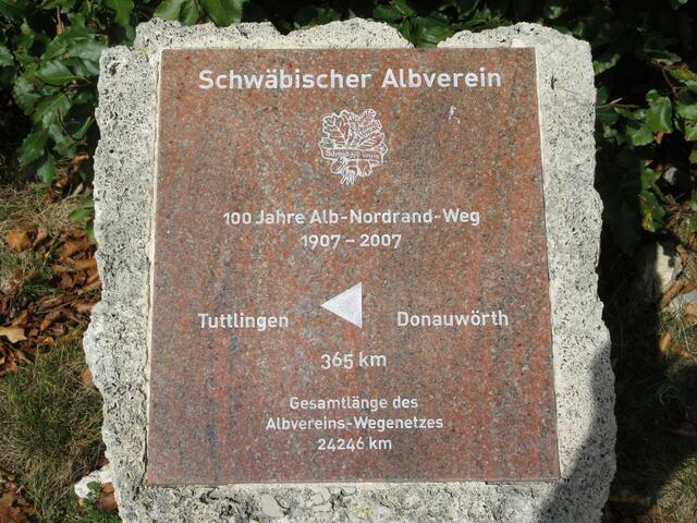 Der Alb-Nordrand-Weg, auch kurz HW1 genannt, führt von Donauwörth nach Tuttlingen: 365 km