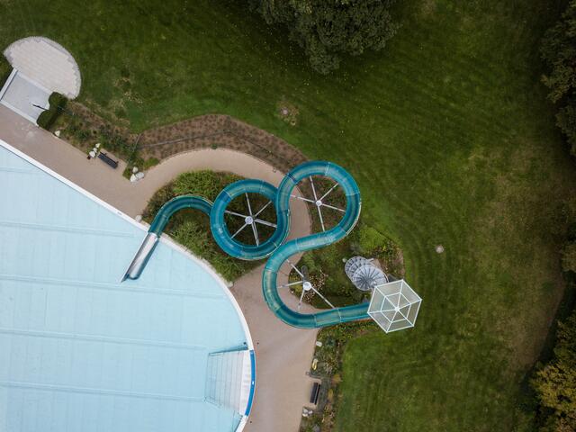 Fast schwindelig wird es einem beim Anblick der Rutsche im Bönnigheimer Mineralfreibad. Foto: Matthias Bitsch