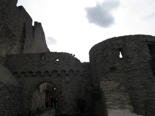 Die gesamte Burg war sehr wehrhaft, hatte zahlreiche Scharten unterschiedlichster Art. Der Pulverturm ist ebenfalls eindrucksvoll.