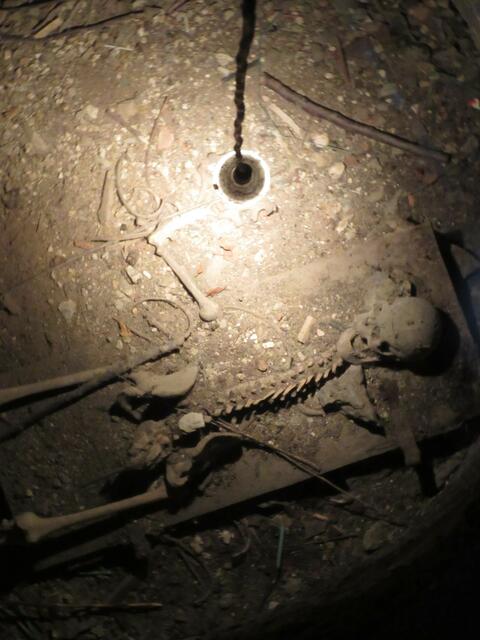 Gruselig ist das Verlies. Das Skelett wurde dort hingebracht, als die Amerikaner noch in Heidelberg waren und sich für die Burgen am Neckar interessierten.