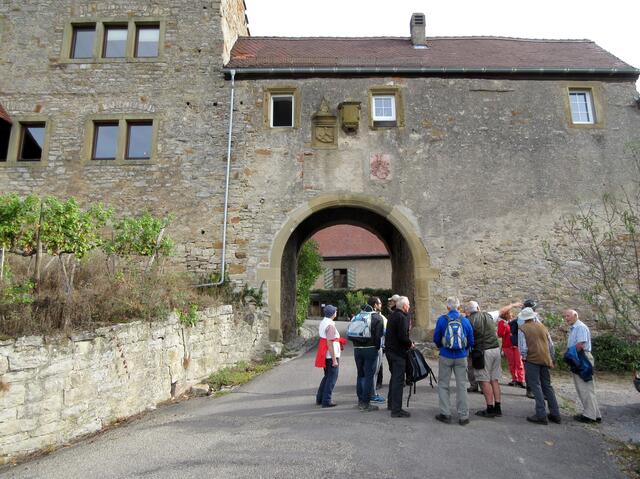 Die Führung begann am Burgstor, wo rechts im Hof das älteste Gebäude der größten Burganlage am Neckar steht.