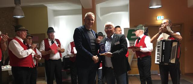 Josip Juratovic MdB erhält den Heilbronner Sternenkranz. Der Coro del Grappa gratuliert.