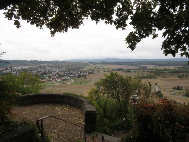 Die Leinburg ist eine abgegangene Höhenburg. Inzwischen befindet sich innerhalb der Mauerrest eine Gaststätte. Der Ausblick lohnt den Anstieg.