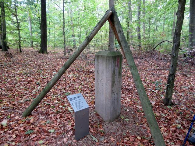Dreimarkierungsstein Kleingartach, Eppingen, Niederhofen. Oben, leider rot beschmiert, ist eine Hippe zu erkennen. Sie ist ein altes Werkzeug, ein Rebmesser, mit gebogener Klinge.