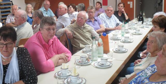 Tische und Stühle mussten angebaute werden - So groß war das Interesse | Foto: V.Spörle