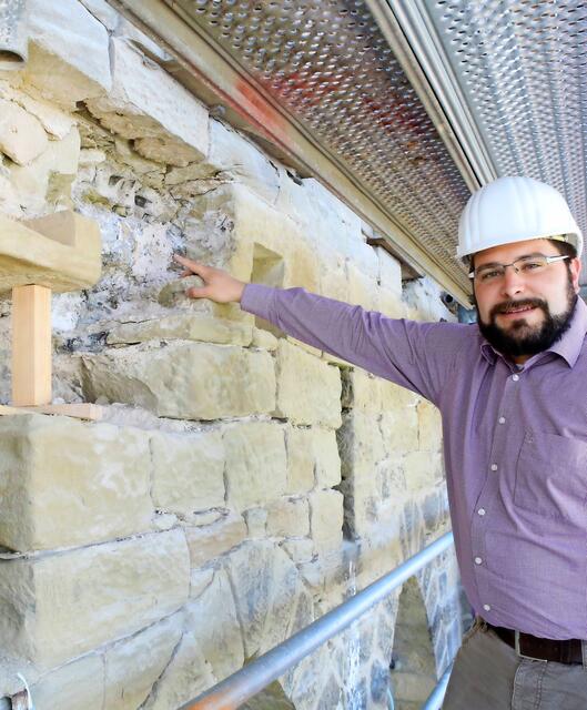 Vom Turmaufsatz beginnend, arbeiten sich Steinmetze herunter, die das Mauerwerk genau unter die Lupe nehmen. Sie arbeiten Fugen aus und entfernen stark beschädigte Steine. Diese werden durch Sand- und Muschelkalksteine von Steinbrüchen aus der Region ersetzt. In einem Steinmetzbetrieb werden sie in Form gebracht. Kleine Holzstücke verhindern, dass durch die entstandenen Hohlräume das Mauerwerk drum herum zusammenfällt. Hinter einigen Steinen verbergen sich auch bis zu einem halben Meter tiefe Löcher.