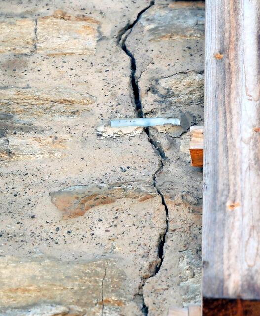 Um das Wahrzeichen zu erhalten, kommt die Stadt nicht um eine teure Sanierung herum. Der Zahn der Zeit nagt an dem einstigen Staufer-Wehrturm, eine viel zu schwere Turmhaube drückt auf das bröckelige Fundament, tiefe Risse ziehen sich durchs Mauerwerk. Das ergeben zwei Jahre andauernde Untersuchungen der Bausubstanz mit Injektionen, Probebohrungen und Mauersteinprüfung. Bisher hat ein Korsett aus Stahl alles notdürftig zusammengehalten. Lösung: Den Turm in sich stabilisieren, die Risse im Gestein verkleben.
