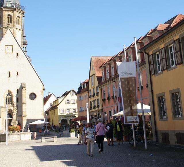Jetzt noch eine Kaffeepause auf dem schönen Marktplatz bevor es nach Hause geht.