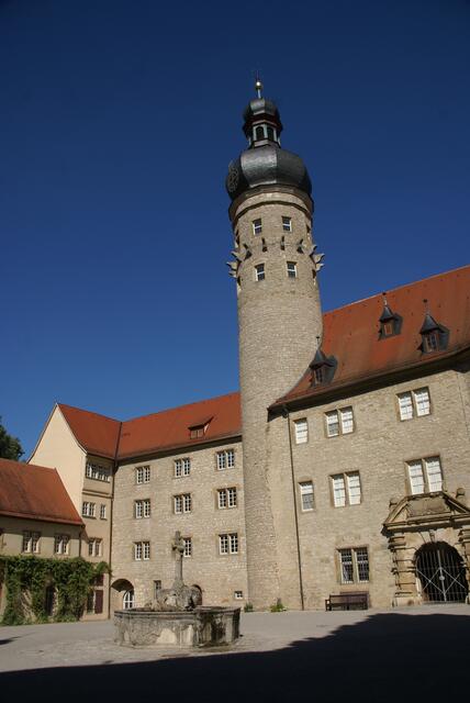 Im Schlosshof ist die Burg des Mittelalters kaum noch zu erkennen.