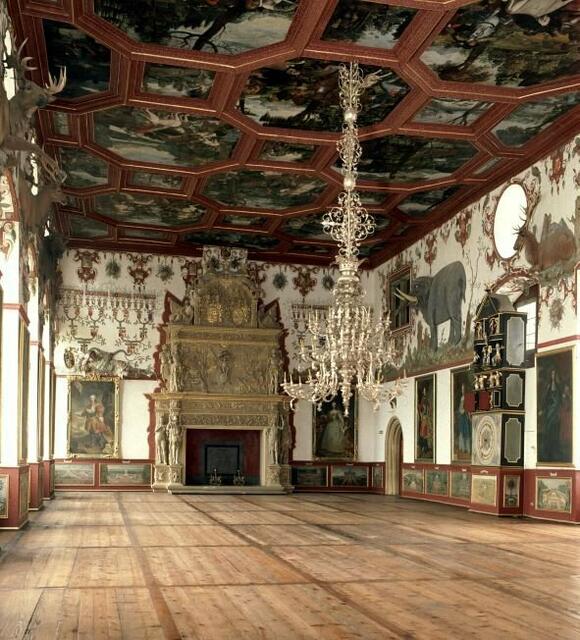 Der Rittersaal mit seiner kunstvollen Kassettendecke, die Leinwandbilder mit Jagdszenen und die lebensgroßen Tierplastiken spiegeln den Glanz der Festsäle jener Zeit wieder