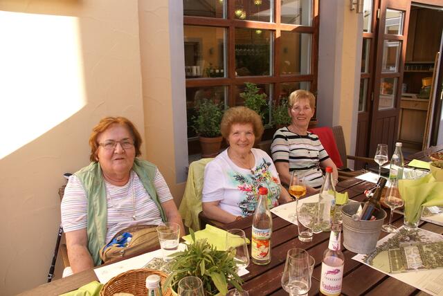 Beim gemeinsamen Mittagessen.