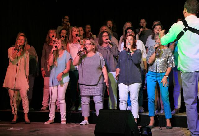 Sopran und Alt des Chors Sunrise (Foto: Patrick Reger)