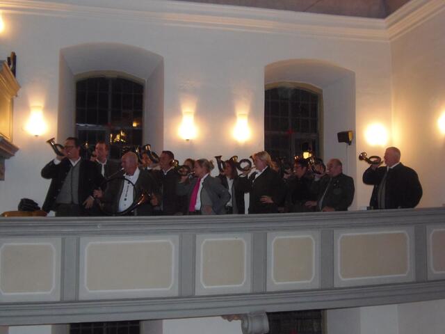 Die Jagdhornbläser Löwensteiner Berge - Weinsberger Tal unter der musikalischen Leitung von Oliver Mezger bliesen zum Einzug und zum Auszug bei der Hubertusmesse in Eschenau.