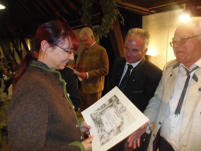 . . .  den Jägerbrief vom stellv. Kreisjägermeister Edgar Häußer (3. v. l.) ausgehändigt. Jagdschulleiter Helmut Weber (rechts) gratulierte den Jungjägerinnen und Jungjägerin zu bestandenen Prüfung.