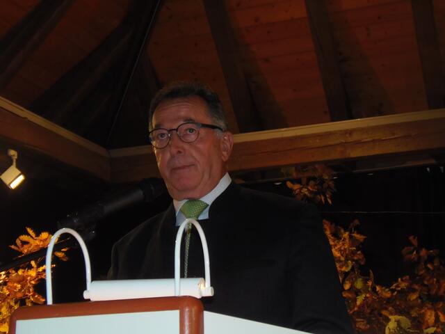 Kreisjägermeister Paul Röckel wandte sich in seiner Hubertusrede an die Jungjäger und die Gäste im Saal der Alten Kelter in Eichelberg.