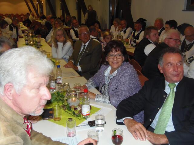 Kreisjägermeister Paul Röckel (1. v. r.) freute sich über die gelungene Hubertusfeier in der Alten Kelter in Eichelberg.