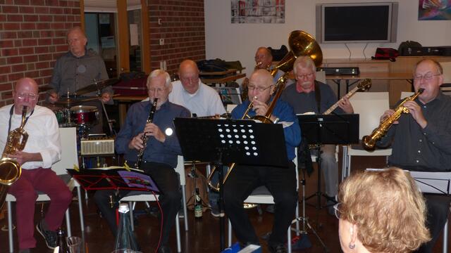 mit vollerKonzentration spielen die Jazzveteranen der "Friends of Dixieland" bei ihren Jazzimprovisationen.